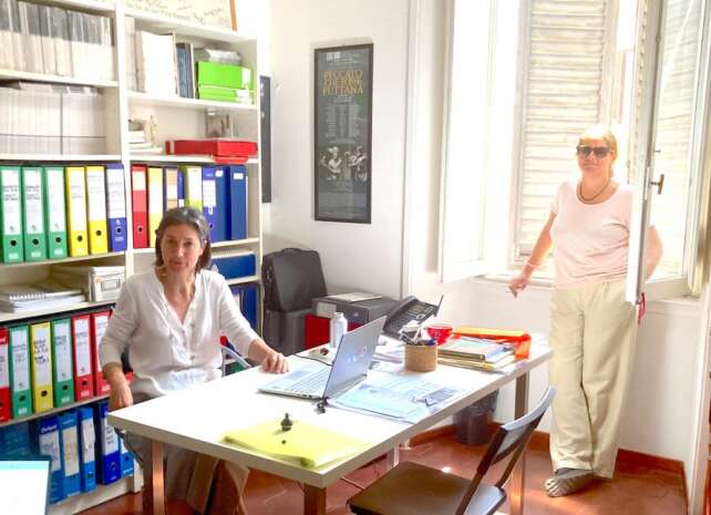 ROBERTA E CLAUDIA IN UFFICIO